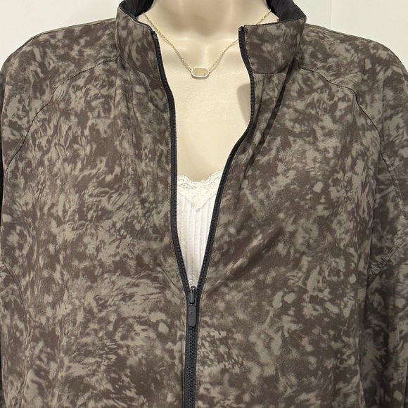 Lululemon Bombs Away Jacket Black Medium Olive Dark Olive Size 8 Reversible - Picture 11 of 16